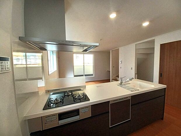 キッチンスペースは明るい空間に！使い手目線でポイントを押さえ、家事が楽しく進むキッチン。細部にまで施された上質なアイテムが快適な日常生活を叶えてくれます。