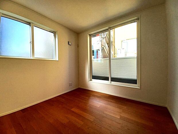 寝室は明るい空間となっています！子供部屋にも良さそうですね！ 