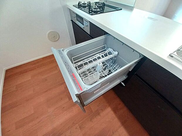 家事の時短に効果大の食洗器付き。高温でパワフルに洗い、温風乾燥します。手洗いよりも節水・節約が可能です。 一度使うと手放せないですよ！ 