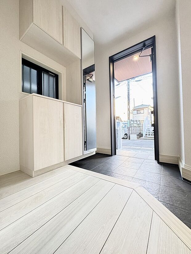 お家に出会う人々を出迎える玄関だからこそ、広々清潔感あふれる空間にしたいですね!