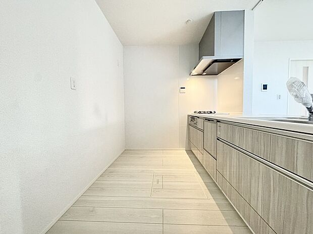 女性に大人気の対面キッチン！お料理しながらご家族とのコミュニケーションが取れる取れるのは対面だから出来ること！ お小さいお子様を見守りながらの家事は安心ですよね！ 