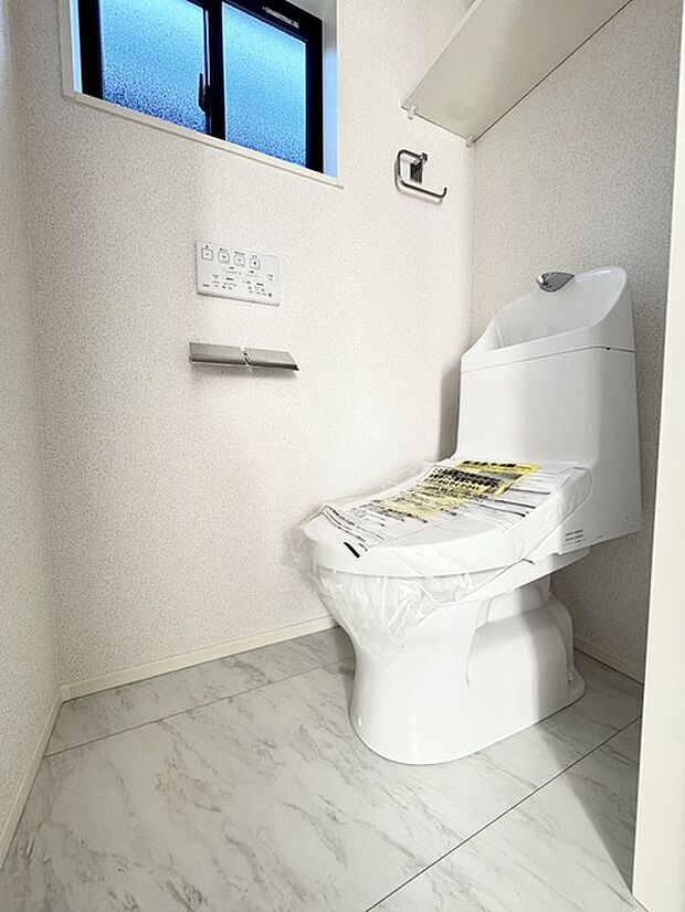 トイレは2か所ございますので、朝の込み合う時間帯も安心です！ 来客時にも気兼ねなくご使用いただけます。 