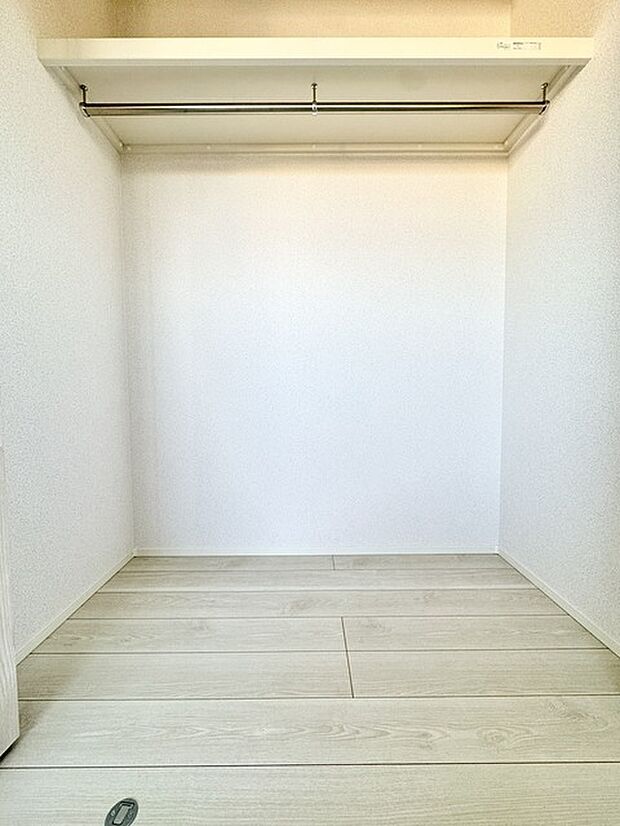 大型のクローゼットです！ これだけの収納力があれば部屋もスッキリ保てますよ！ 