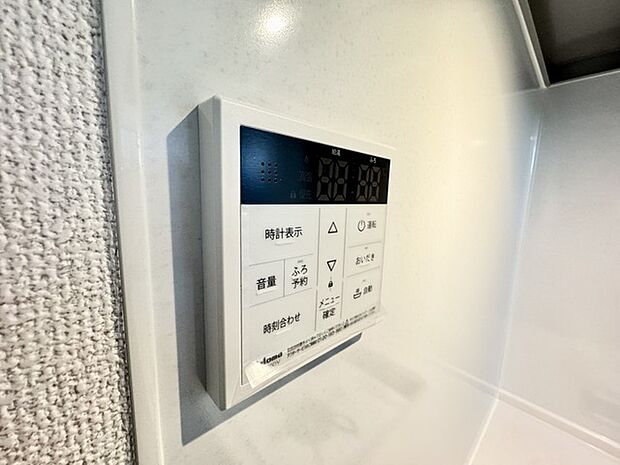キッチンの壁にはユニットバスのコントローラーが設置されています! お湯張りや追焚き操作もキッチンから操作でき いつでも温かいお風呂に入ることができます!