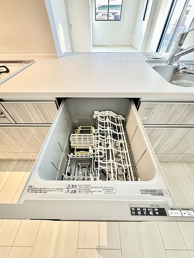 家事の時短に効果大の食洗器付き。高温でパワフルに洗い、温風乾燥します。手洗いよりも節水・節約が可能です。 一度使うと手放せないですよ！ 