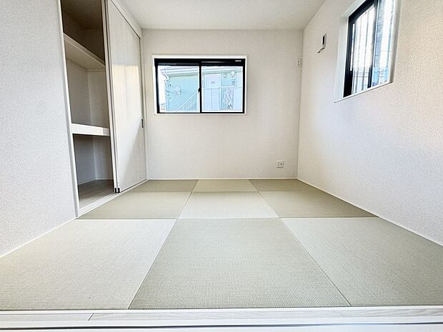 リビング横に設けられた和室スペース。 戸を開放してリビングと一体でお使い頂くと、とっても広く開放的になります！ 真新しい畳の良い匂いがしますよっ！ 