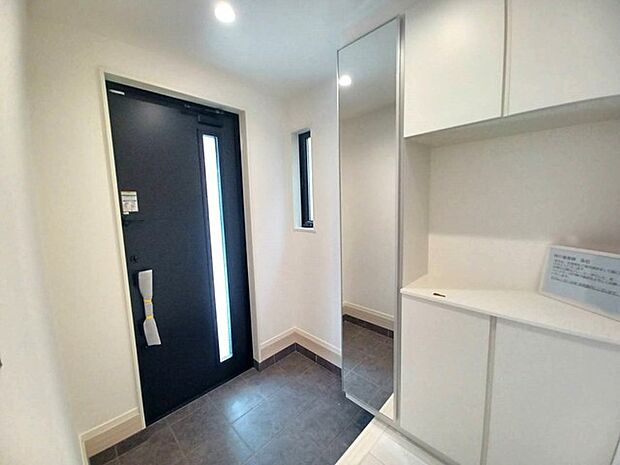 大型の下駄箱収納でお気に入りの靴もたっぷり収納できますね！ 