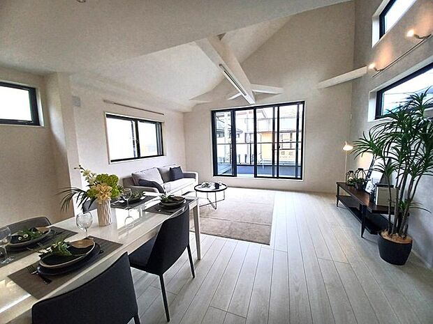 ご家族だんらんのスペースとなるリビング。家具の配置がしやすい広さを確保しています！ 