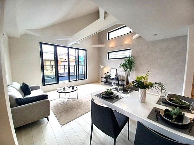 リビングダイニングスペースです。 ご家族の楽しい会話が聞こえてきますね！ 