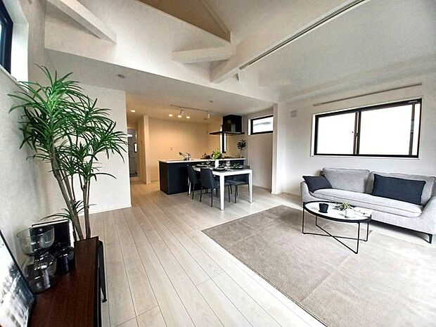 広々としたLDKは、家具のレイアウトも自由自在です。 素敵なインテリアに囲まれた、自分好みの空間を。 