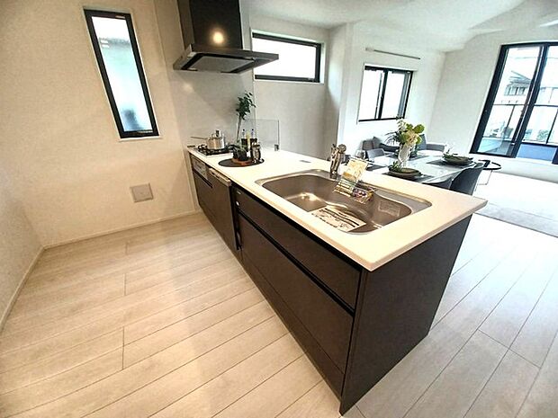 キッチンスペースは明るい空間に！使い手目線でポイントを押さえ、家事が楽しく進むキッチン。細部にまで施された上質なアイテムが快適な日常生活を叶えてくれます。