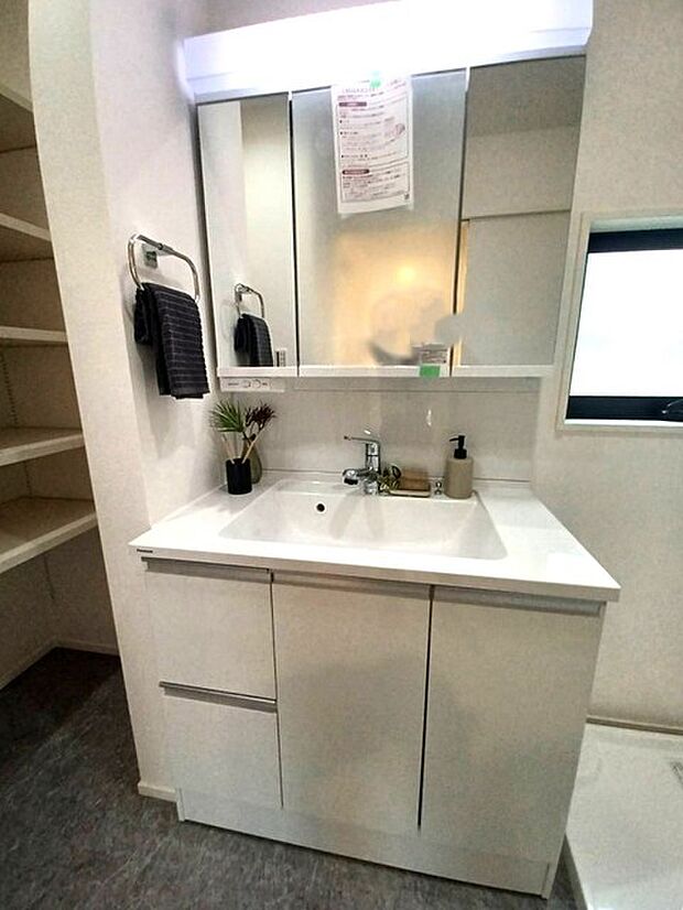 朝の身支度に便利なシャンプードレッサーはとっても便利です！シンク下の収納でアメニティ類のストックもバッチリ！ 