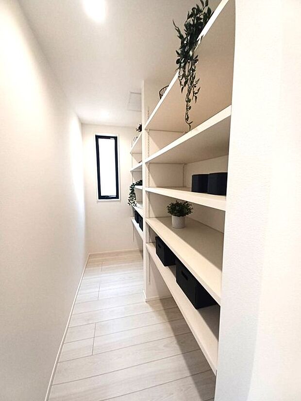 ゴルフバックや趣味の物など、まとめて収納できるのでお部屋を有効に使えますね！ たくさんのお洋服やバッグを見やすく・取り出しやすく、慌ただしい朝もコーディネートを決めやすくなります。