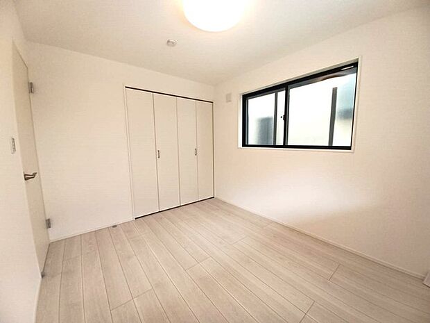洋室は明るい空間となっています！子供部屋にも良さそうですね！ 