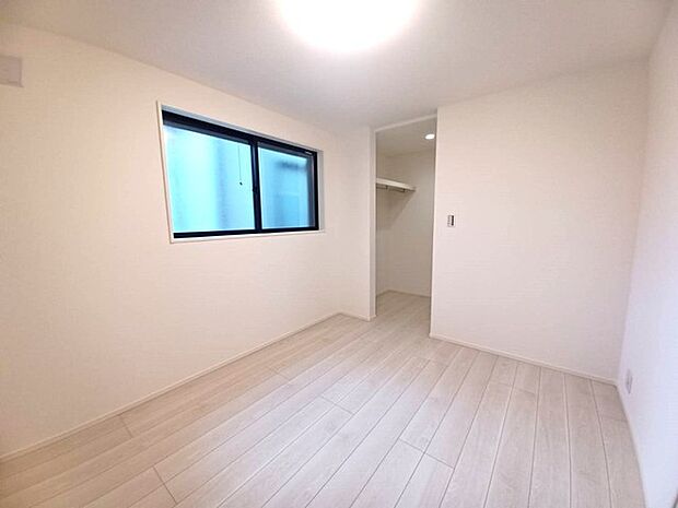 大容量の収納がある洋室。広々としたスペースでご家族の主寝室として、趣味のスペースなど多目的な用途に使用することができます！ 