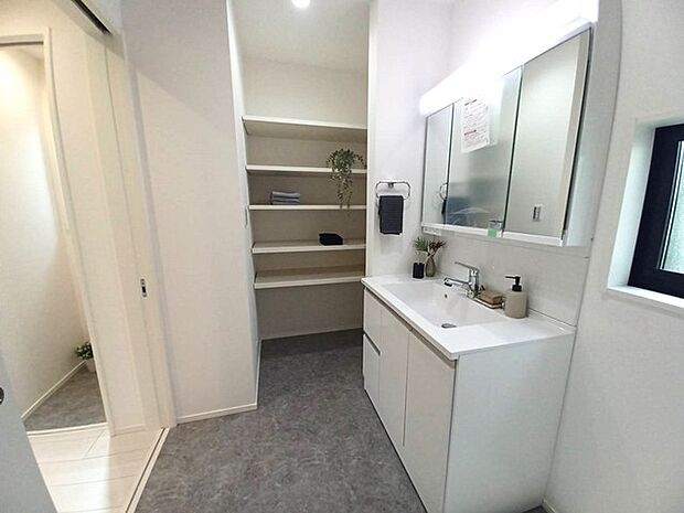 普段は人目につかないスペースにもこだわりを。 使用頻度の高い場所だからこそ便利な空間に。多人数での使用も考えた便利な空間です。 