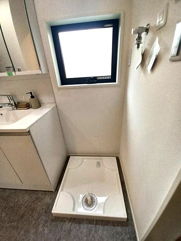 洗濯機置き場も広めのスペースを確保しております！是非、現地にてスペースを確認してみてください！ 