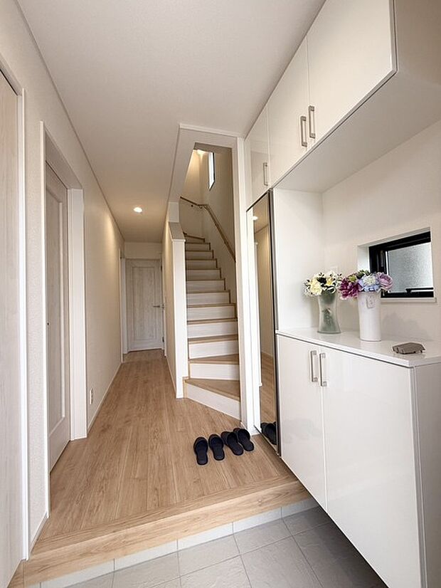 お家に出会う人々を出迎える玄関だからこそ、広々清潔感あふれる空間にしたいですね！ 