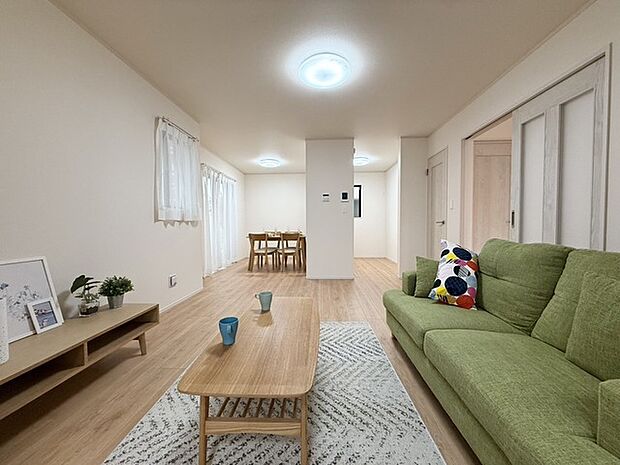 ゆったりと快適にお過ごしいただけるLDKは、お子様のキッズスペースに使え、リビング学習にも最適！ 