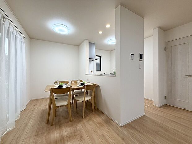 落ち着いた雰囲気に包まれて、伸びやかな空間の中で、ゆったりと家族団らんのひとときを過ごせます。 