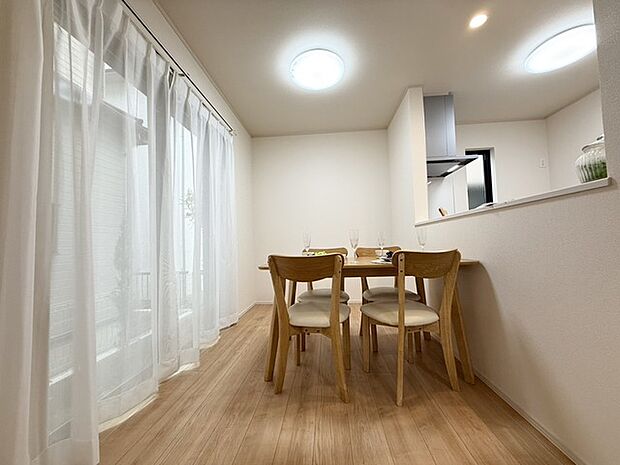 清潔感の溢れるクロスが明るい空間を創り出しているダイニング。 ここで楽しむ家族の時間が絆をより深めてくれそうです。 集いの場、憩いの場としての快適性を求めたやすらぎの空間です。 