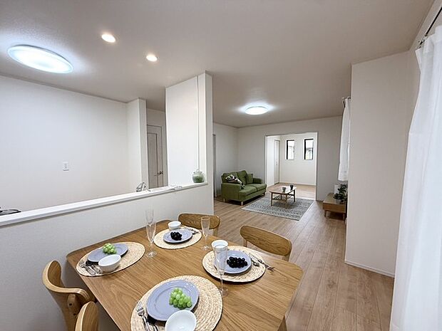 広々としたLDKは、家具のレイアウトも自由自在です。 素敵なインテリアに囲まれた、自分好みの空間を。 