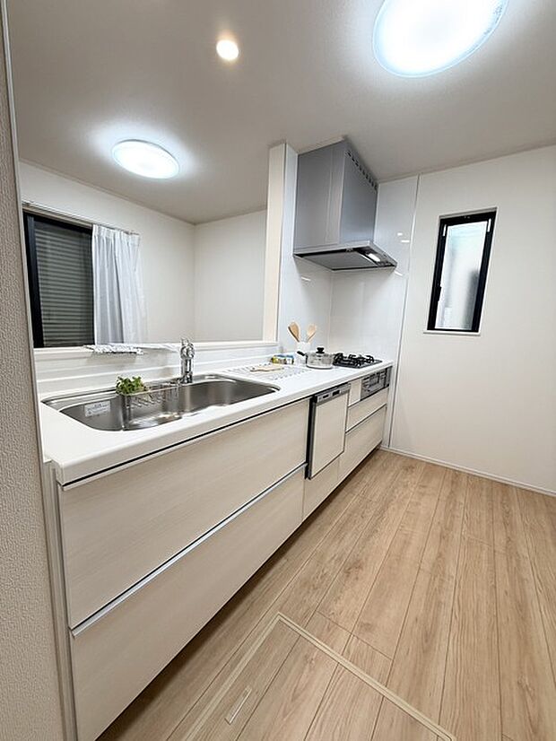 キッチンでも開放感あり！ 食器洗い乾燥機や浄水器一体型シャワー水栓などを搭載した、対面キッチンはご家族との会話を楽しみながら、お子様の様子を見守りながらお料理できる人気のスタイルです！  