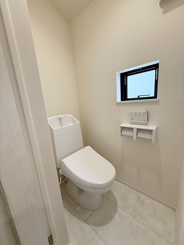 トイレは2か所ございますので、朝の込み合う時間帯も安心です！ 来客時にも気兼ねなくご使用いただけます。 