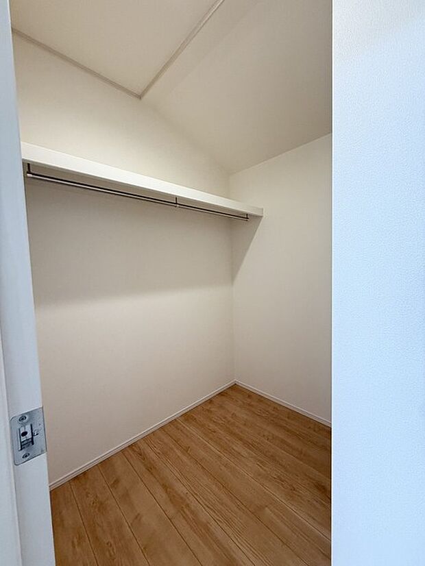 広々としたウォークインクローゼット！ ゴルフバックや趣味の物など、まとめて収納できるのでお部屋を有効に使えますね！ 