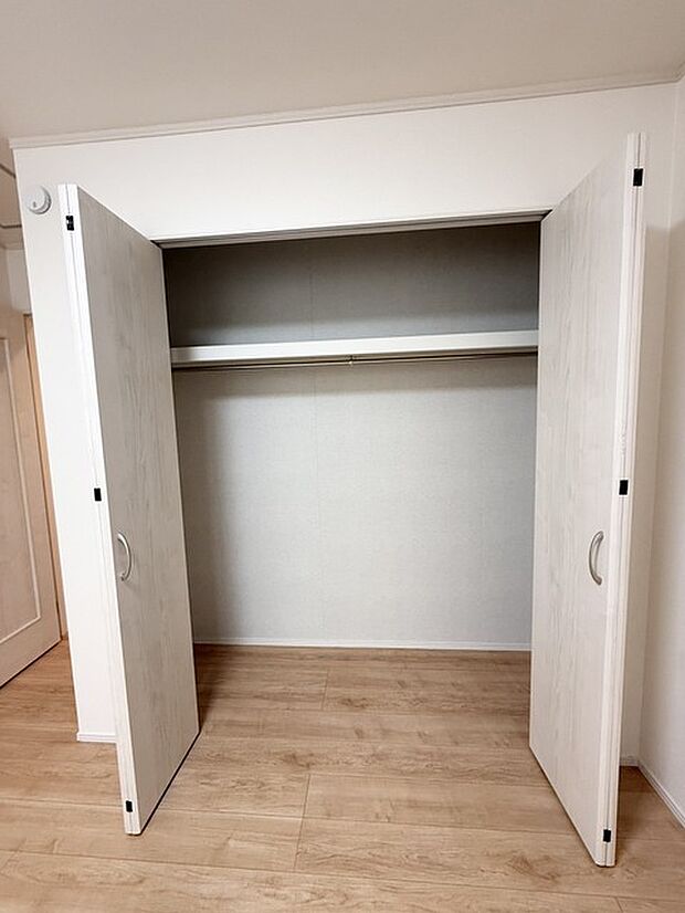 クローゼットも内にはハンガーパイプも設置されています！ そのまま洋服を掛けられるので、洋服ダンスも必要なさそうですね！ 