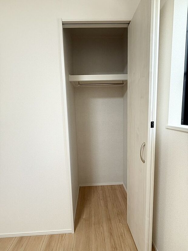 クローゼットも内にはハンガーパイプも設置されています！ そのまま洋服を掛けられるので、洋服ダンスも必要なさそうですね！ 