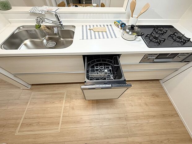 家事の時短に効果大の食洗器付き。高温でパワフルに洗い、温風乾燥します。手洗いよりも節水・節約が可能です。 一度使うと手放せないですよ！ 