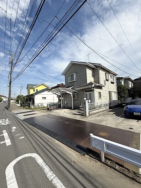 閑静な住宅街です！お子様と手を繋いで並んで歩けるくらい広い前面道路です！