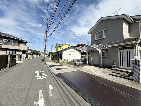 閑静な住宅街です！お子様と手を繋いで並んで歩けるくらい広い前面道路です！