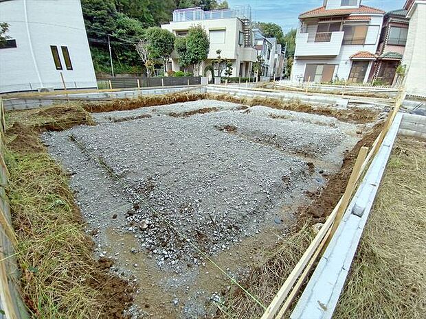 前面道路から奥まっているためプライバシー性も高めです！