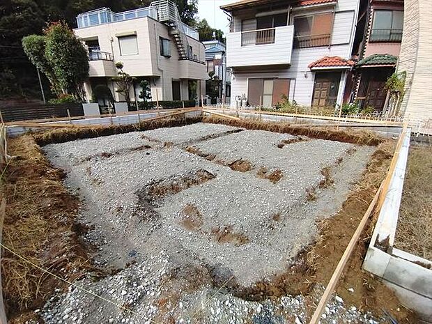 前面道路から奥まっているためプライバシー性も高めです！