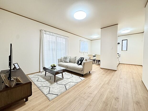 ゆったりと快適にお過ごしいただけるLDKは、お子様のキッズスペースに使え、リビング学習にも最適!