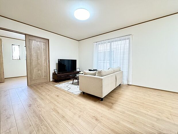 キッチンと統一感のある家具など設置し、お洒落な空間に!