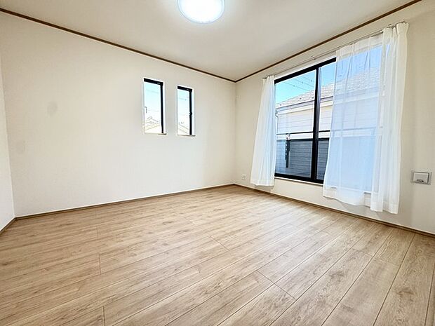寝室は明るい空間となっています！子供部屋にも良さそうですね！ 