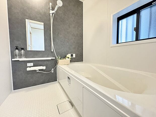 追焚き機能付バスで、夜遅く帰ってきたご家族も暖かいお風呂でゆっくりと入浴できます!