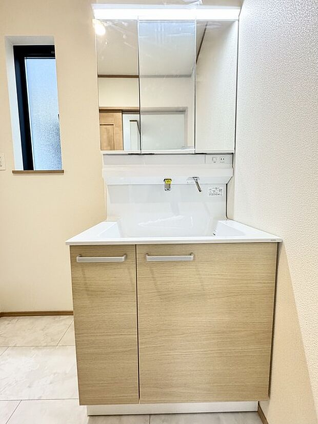 朝の身支度に便利なシャンプードレッサーはとっても便利です!シンク下の収納でアメニティ類のストックもバッチリ!