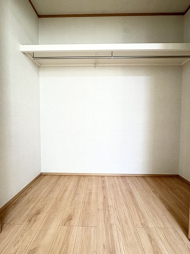 大型のクローゼットです! これだけの収納力があれば部屋もスッキリ保てますよ!