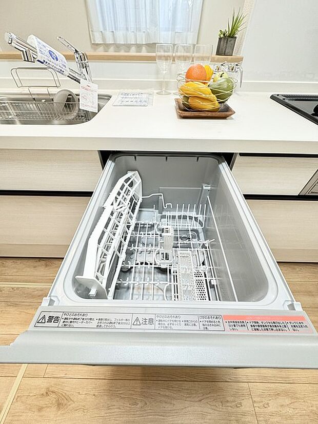 家事の時短に効果大の食洗器付き。高温でパワフルに洗い、温風乾燥します。手洗いよりも節水・節約が可能です。 一度使うと手放せないですよ！ 
