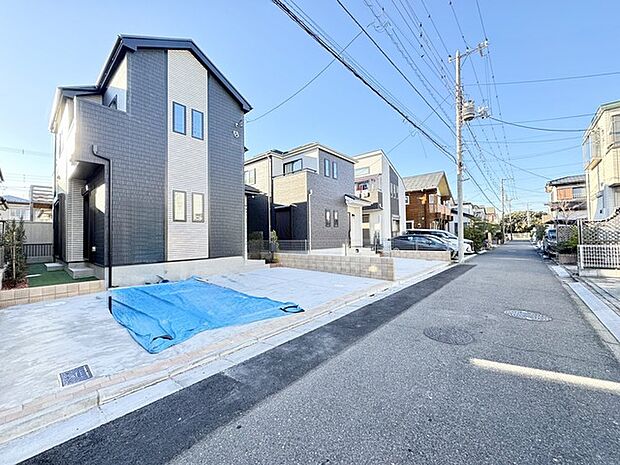 閑静な住宅街です!お子様と手を繋いで並んで歩けるくらい広い前面道路です!