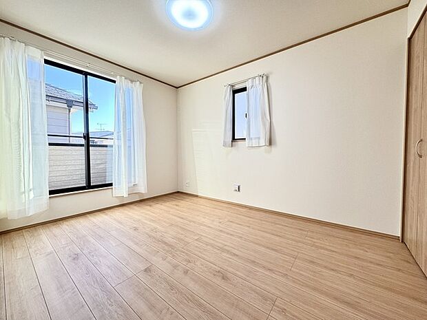 大容量の収納がある洋室。広々としたスペースでご家族の主寝室として、趣味のスペースなど多目的な用途に使用することができます！ 