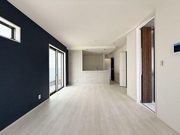 ゆったりと快適にお過ごしいただけるLDKは、お子様のキッズスペースに使え、リビング学習にも最適!