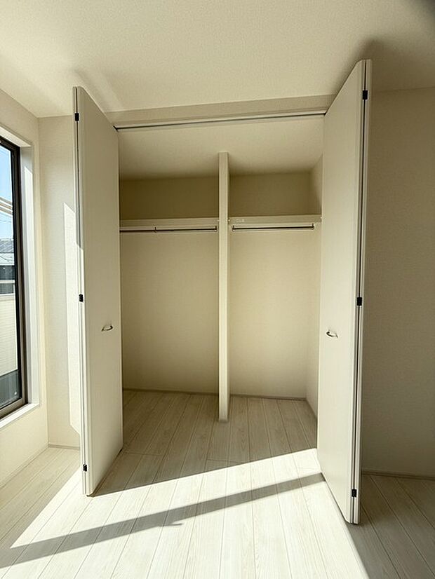 大型のクローゼットです! これだけの収納力があれば部屋もスッキリ保てますよ!