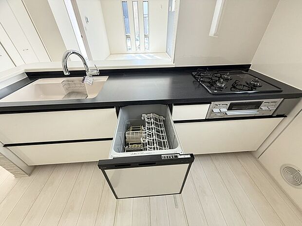 家事の時短に効果大の食洗器付き。高温でパワフルに洗い、温風乾燥します。手洗いよりも節水・節約が可能です。 一度使うと手放せないですよ!