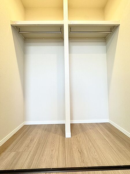 大型のクローゼットです！ これだけの収納力があれば部屋もスッキリ保てますよ！