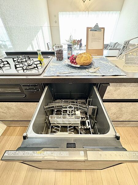 家事の時短に効果大の食洗器付き。高温でパワフルに洗い、温風乾燥します。手洗いよりも節水・節約が可能です。 一度使うと手放せないですよ！